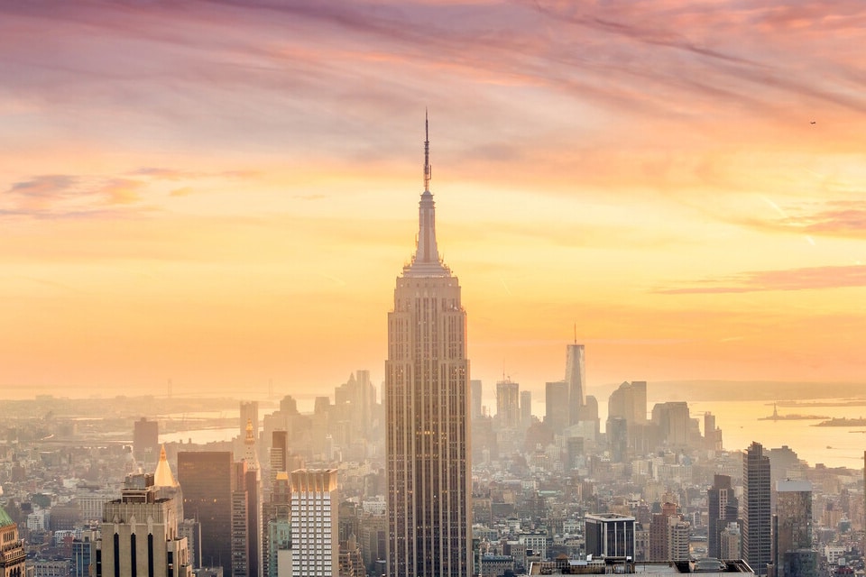 Panorama av Manhattans skyline ved solnedgang