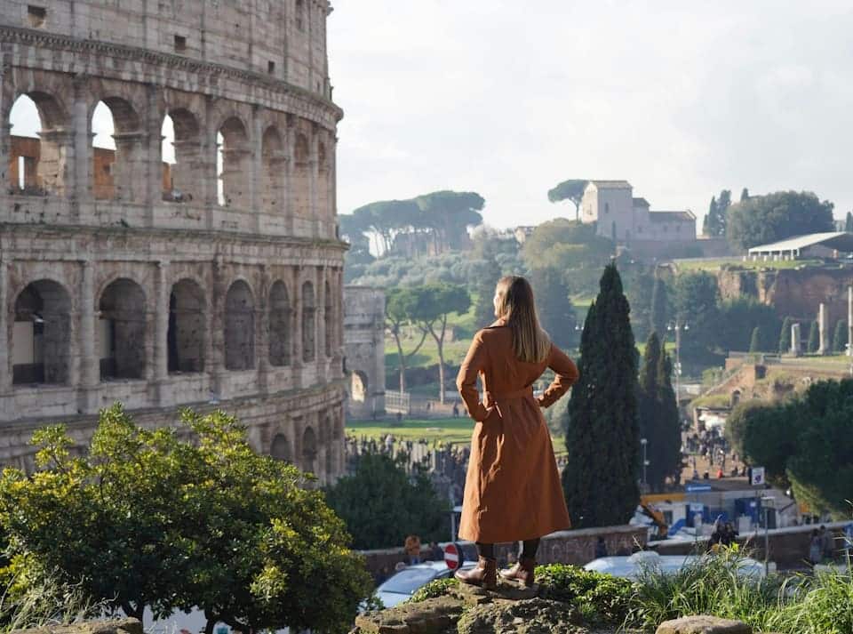 colosseum'u zi̇yaret eden kiz